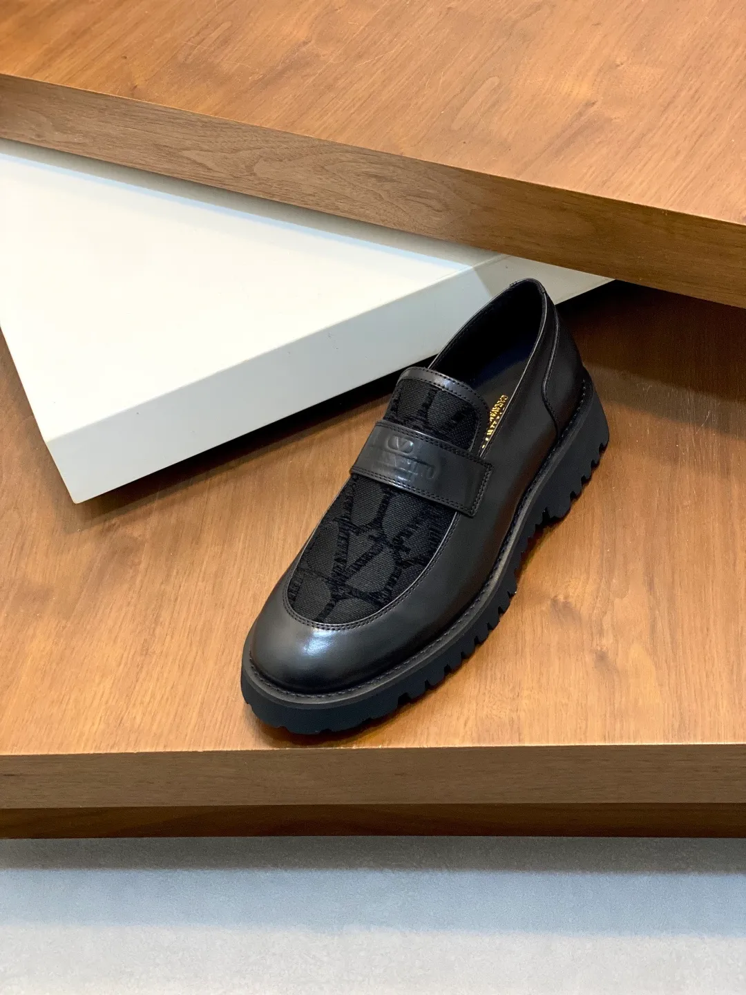 Men's shoes 💰740 VALENTINO Valentino's new men's fashionable casual leather shoes. These leather shoes are made of imported cowhide leather uppers, dyed calfskin lining and calfskin insoles. The upper foot is soft, comfortable and breathable. Comes with complete packaging in the original box! Visible details and quality. Size: 39-44 (customized at 38.45.46)
